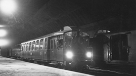 160955 Afbeelding van het motorrijtuig omC 1927 (serie omC 1921-1930) van de N.S. langs het perron van het N.S.-station ...